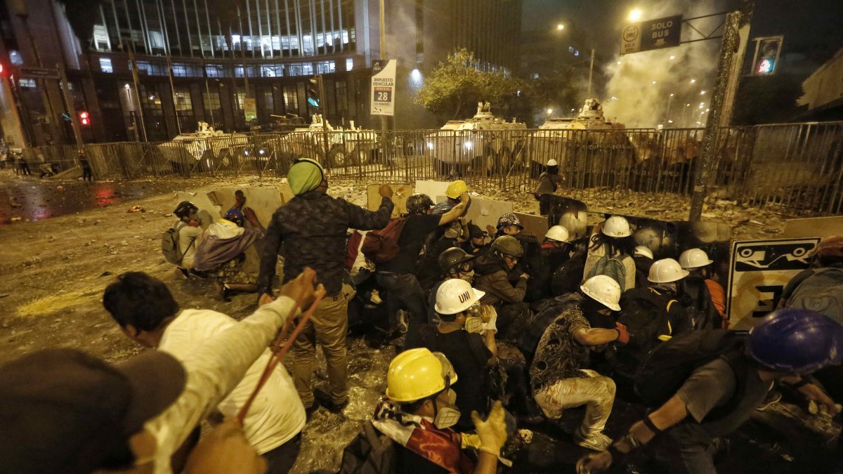 Enfrentamiento entre manifestantes y policías durante una jornada de protesta el 28 de enero de 2023 en Lima (Perú).