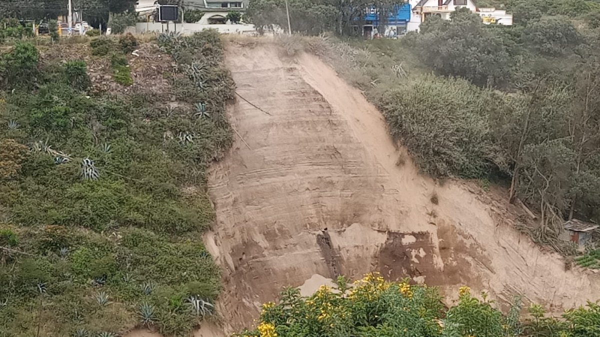 Los vecinos advierten que estos deslizamientos se vienen dando desde hace varios meses y empeoró desde la noche del martes