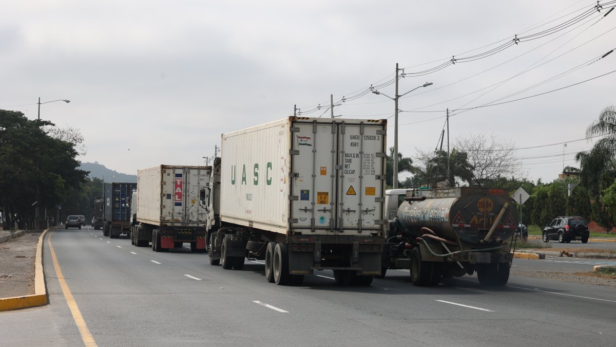 Los tráileres que circulan por la vía a la costa lo hacen sin placa que los identifiquen. Residentes de la zona exigen mayor control de las autoridades a este tipo de automotores.