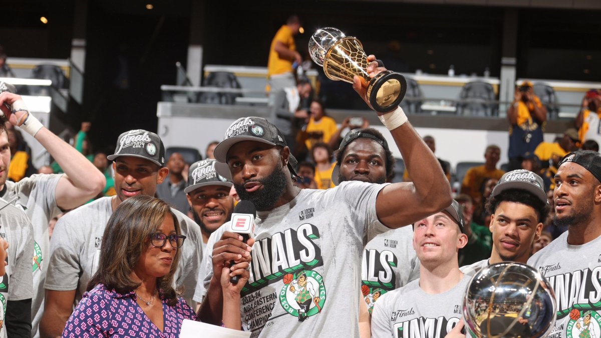 Jaylen Brown es upado por sus compañeros al ser designado MVP de las Finales del Este. Él pensaba que Tatum se llevaría el título.