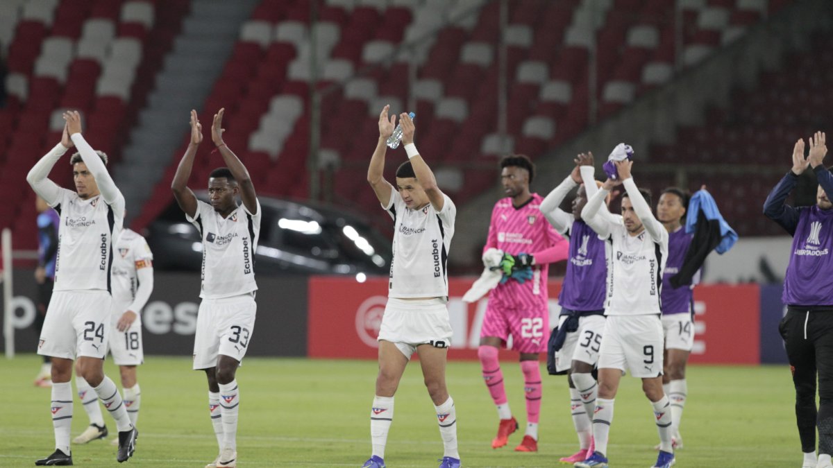 Los jugadores albos agradecieron al público por el respaldo en el duelo ante Universitario.
