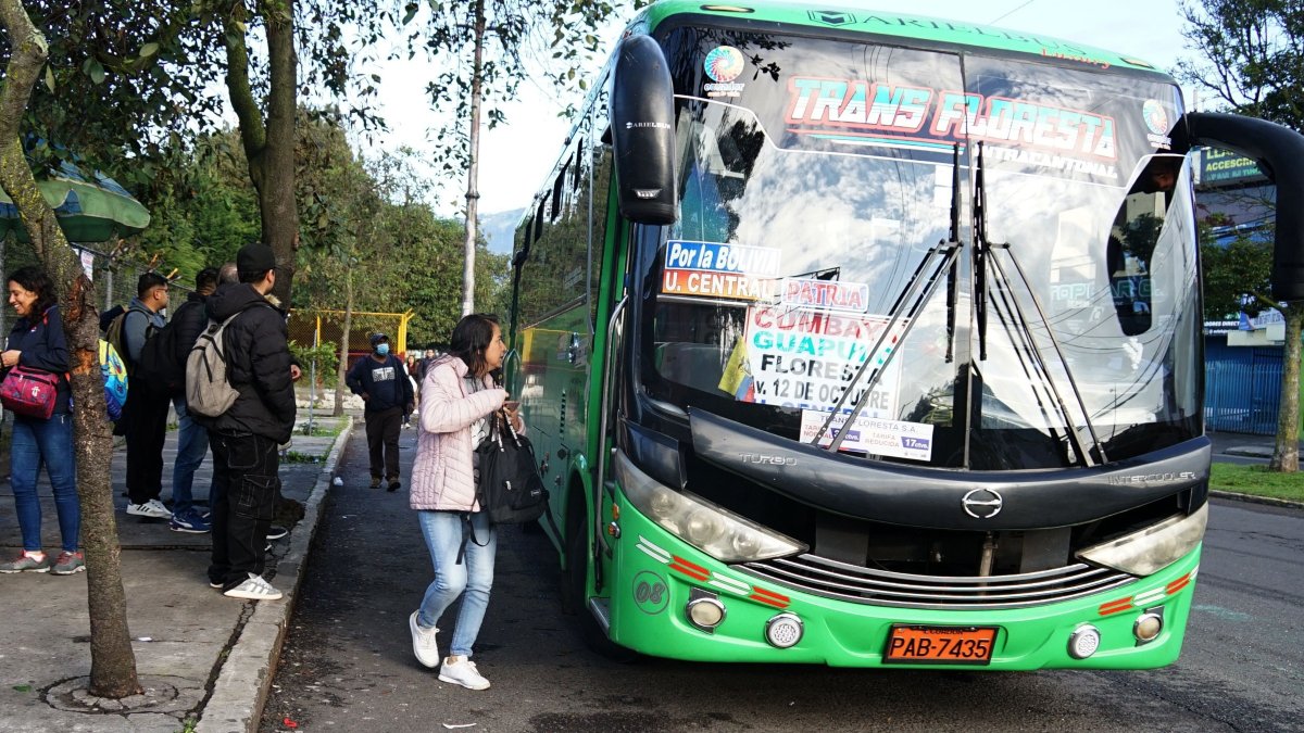 n La Vicentina se embarcan pasajeros que estudian o trabajan en el Valle.