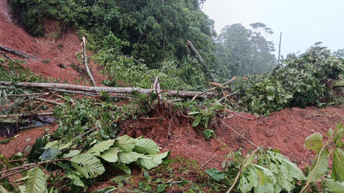 Las lluvias en Esmeraldas causan daños en vías.