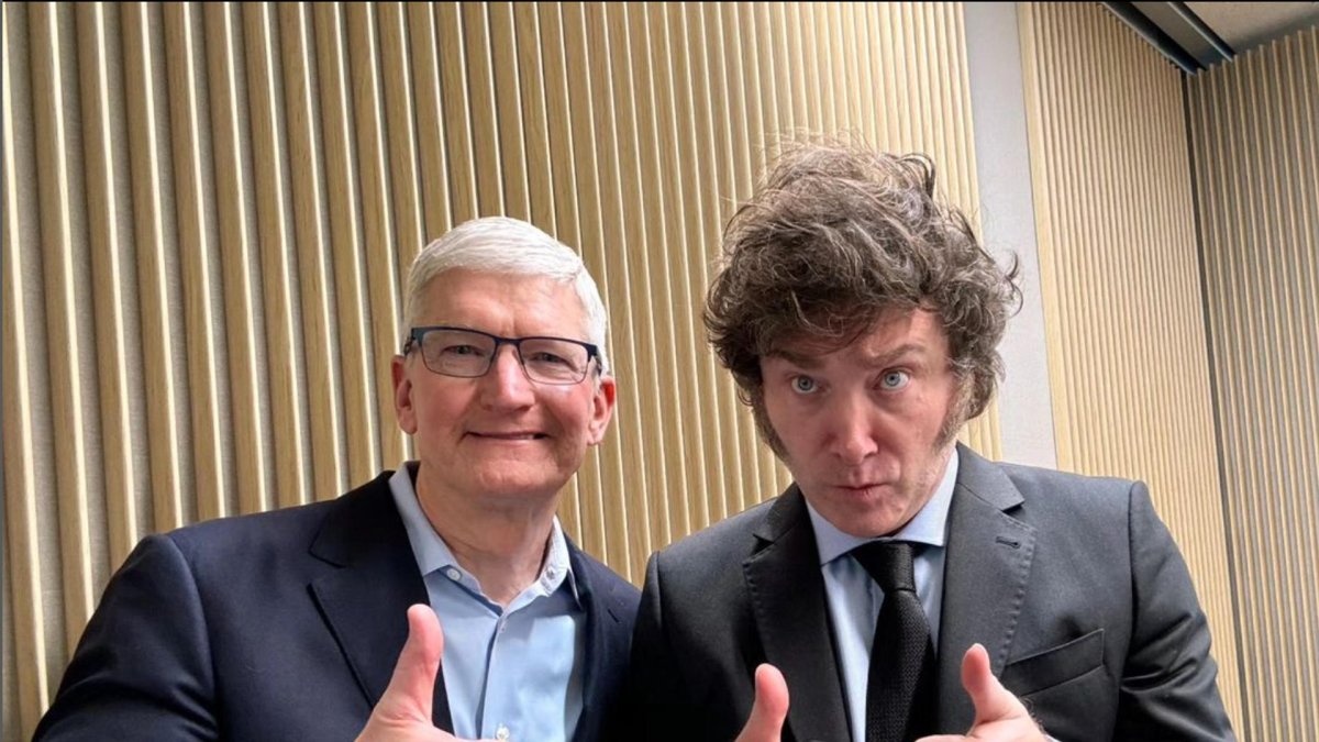 Captura de pantalla de una fotografía publicada en la cuenta de la red social Instagram del presidente de Argentina, Javier Milei, donde aparece el mandatario junto al consejero delegado de Apple, Tim Cook (i), este miércoles.