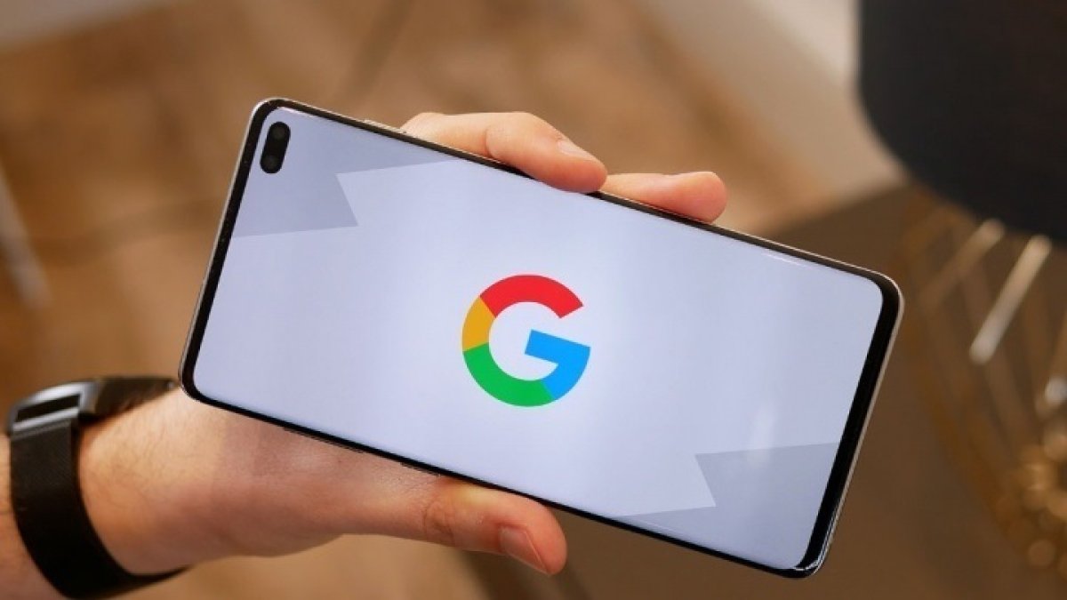 Logo. En la pantalla de un celular se ve la marca de Google.