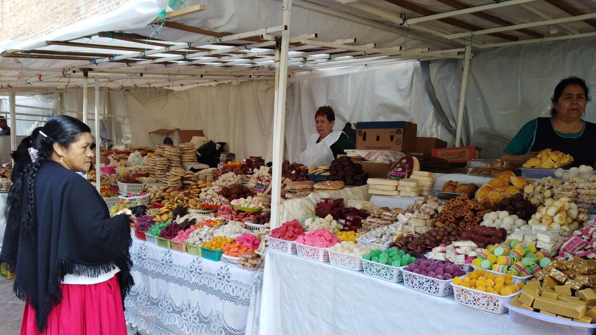 Archivo. Este 2024 habrá 90 vendedores de los tradicionales dulces de Corpus Christi que se ubicarán en el centro de Cuenca desde el 30 de mayo.