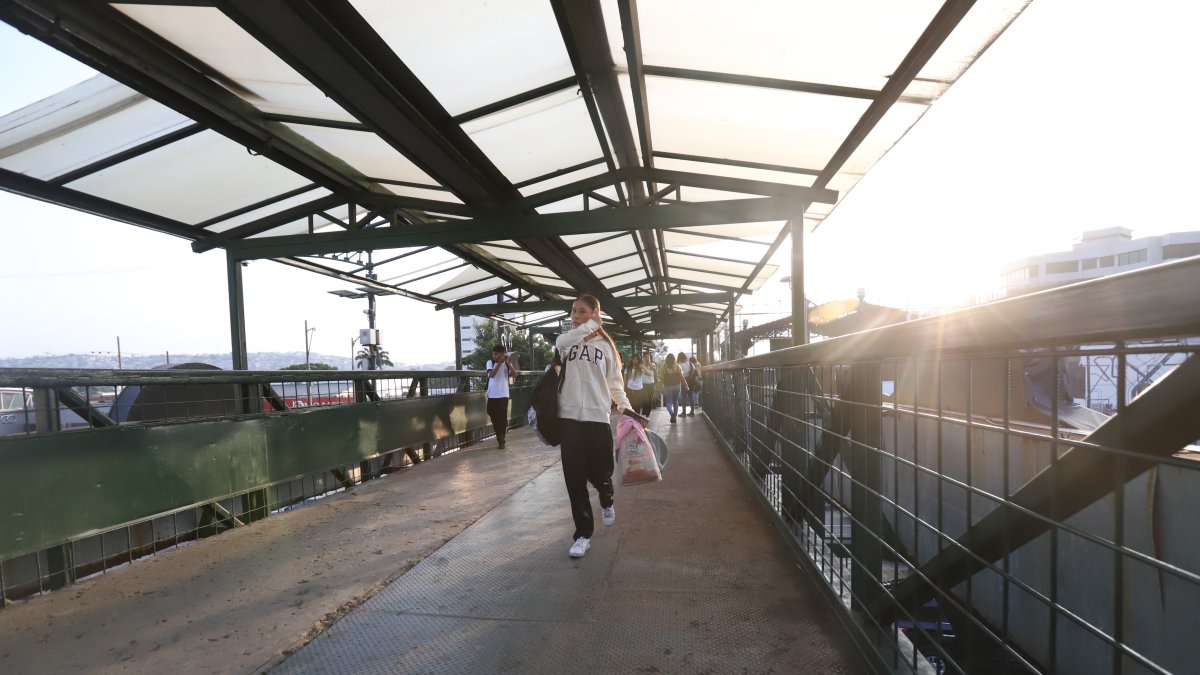 Este 30 de mayo fue común ver a los estudiantes recorrer las calles de la ciudad con abrigos.