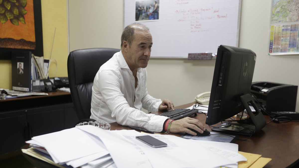 Ricardo Arques, en su despacho en Guayaquil, cuando ejercía las funciones de vicepresidente editorial de Granasa.