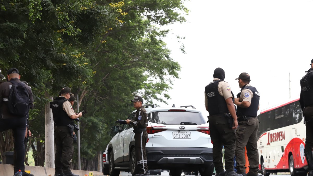 Este es el vehículo en el que se movilizaba la personas que fue atacada a tiros en la vía a la Costa.