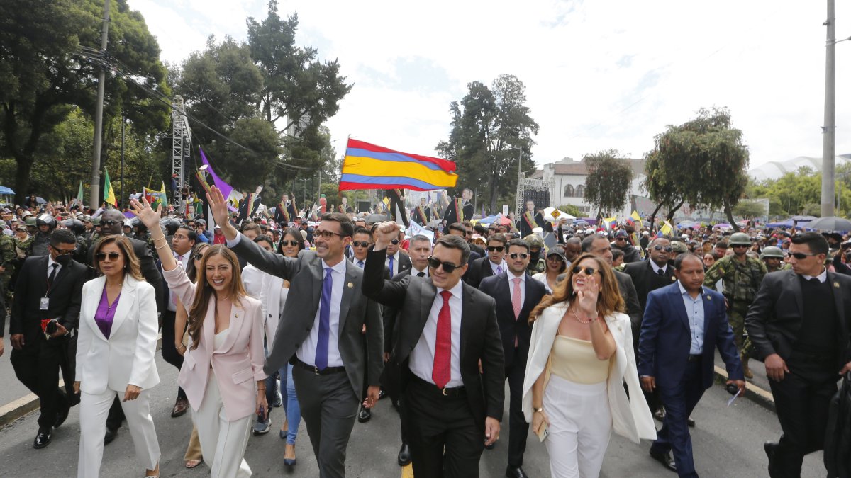 En su Informe a la Nación, Noboa ingresó a la Asamblea acompañado de una marcha.