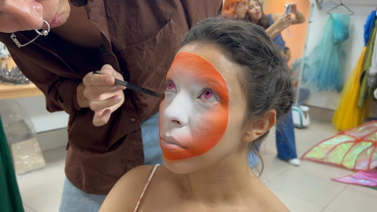 Selenne, el hada, interpretada por Michelle Zamudio, siendo preparada por el equipo de maquillaje.
