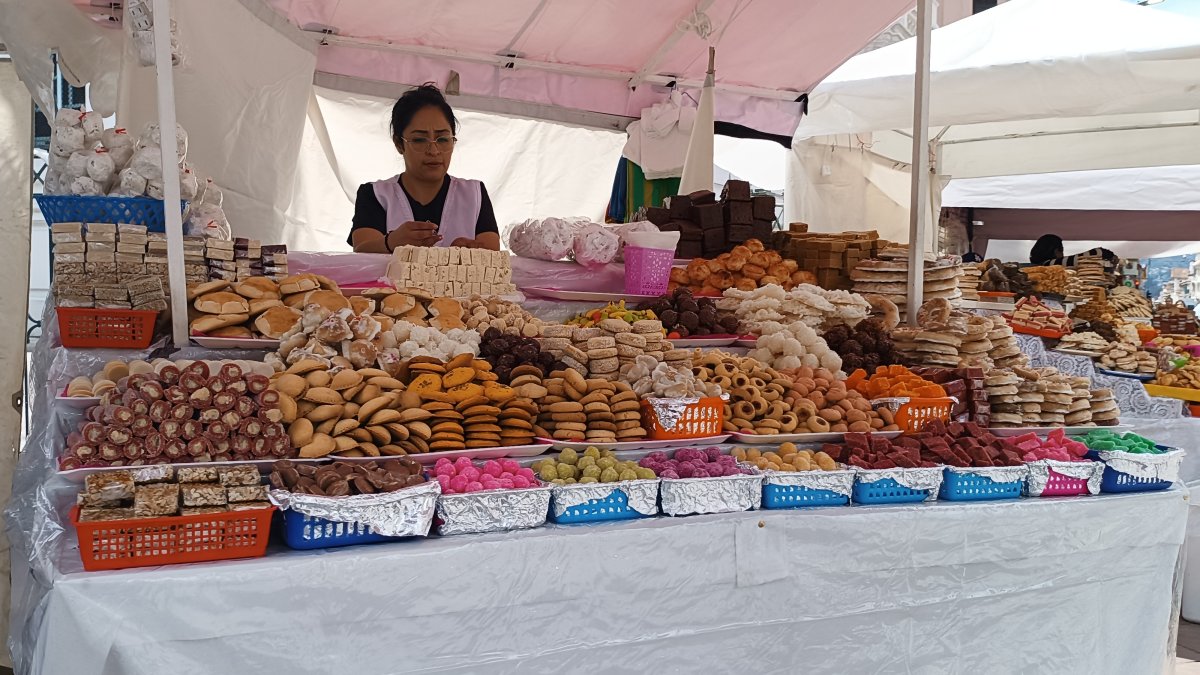 Daniela Guanga es la tercera generación de su familia que es parte de la elaboración de los dulces de Corpus