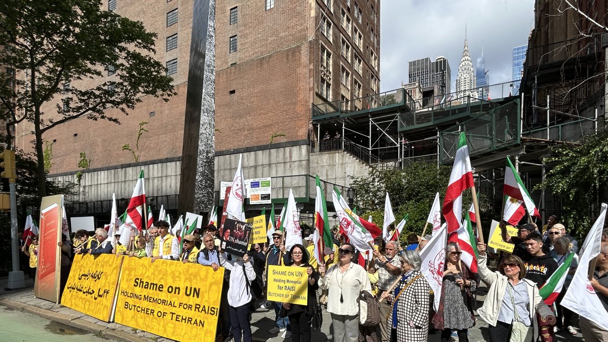 Un grupo de opositores iraníes se manifiesta contra la ceremonia en homenaje al presidente iraní muerto.