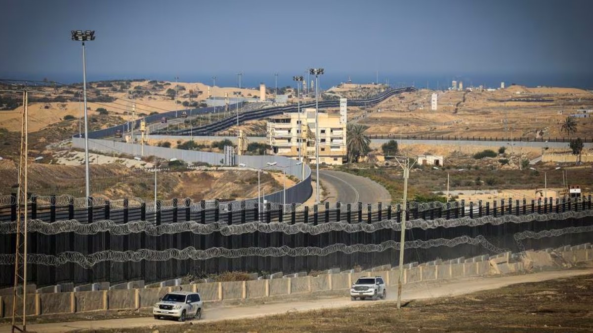 Automóviles de la ONU circulan por una carretera a lo largo del corredor Filadelfia.