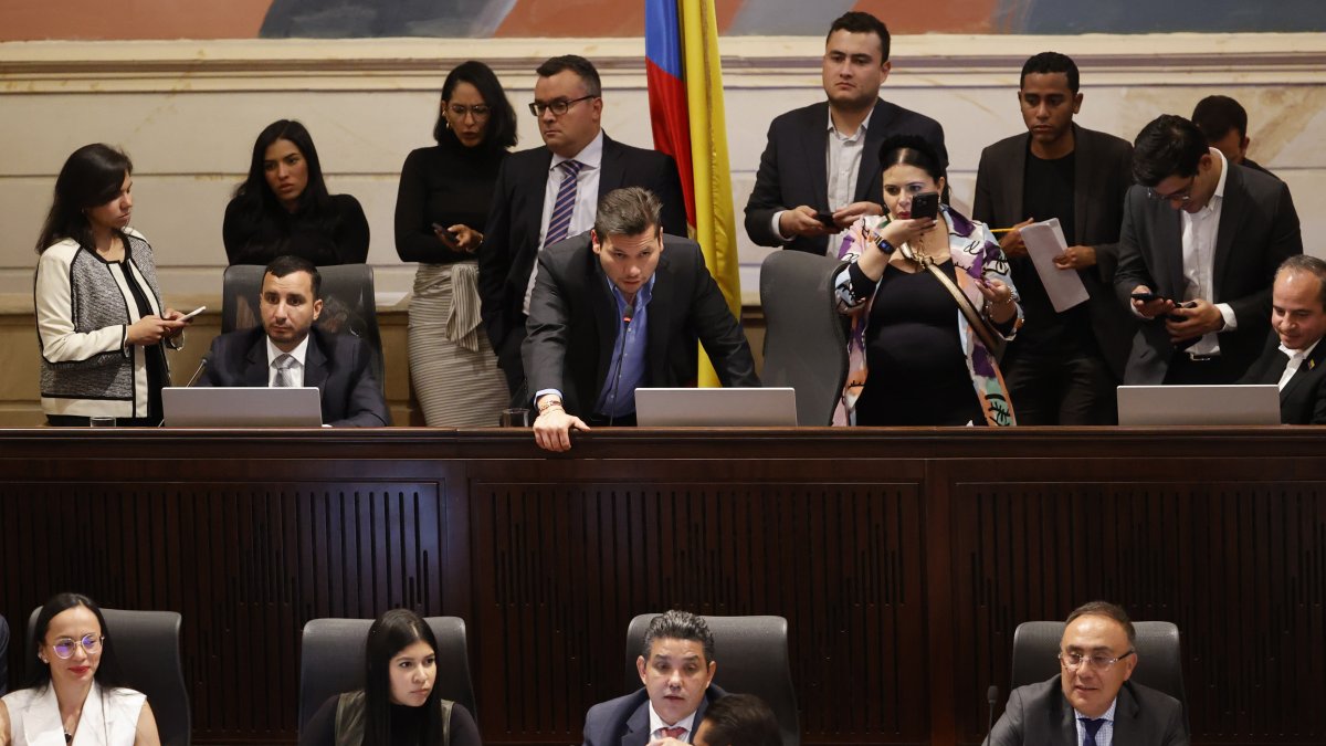 El presidente de la Cámara de Representantes, Andrés Calle (c-arriba), participa en un debate del proyecto de ley para prohibir las corridas de toros en Bogotá (Colombia).