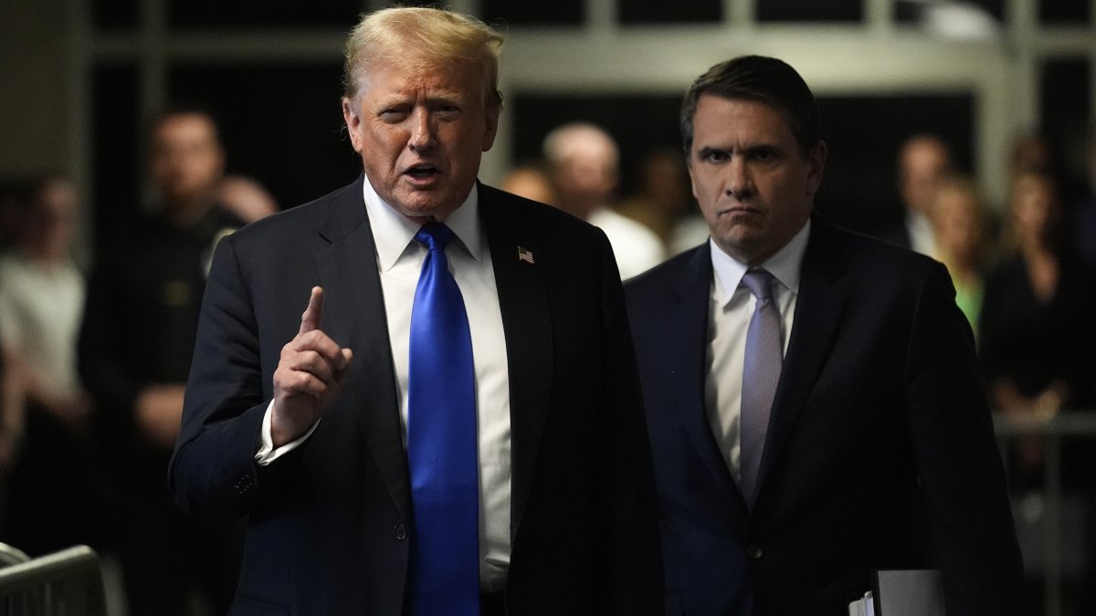 El expresidente Donald Trump abandona el tribunal después de que un jurado lo declarara culpable de los 34 cargos de delitos graves en su juicio penal en la Corte Suprema del estado de Nueva York..