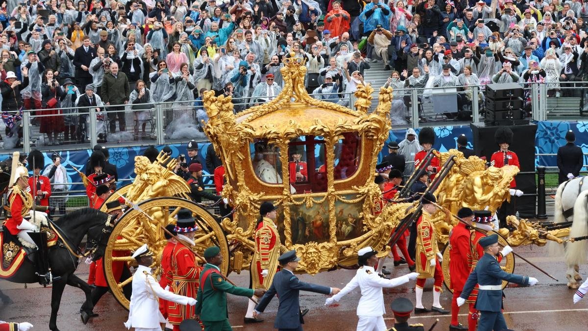 El monarca británico en carroza.