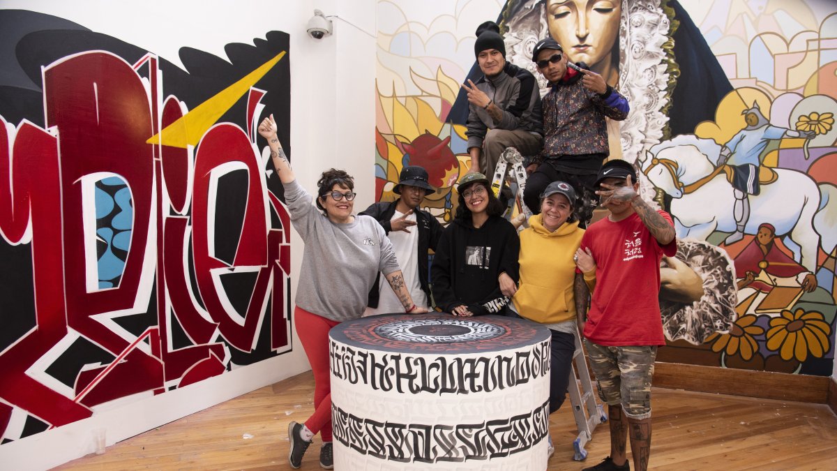 Artistas urbanos de todo el país y de varias generaciones participan en la retrospectiva, que se estrena el 31 de mayo.