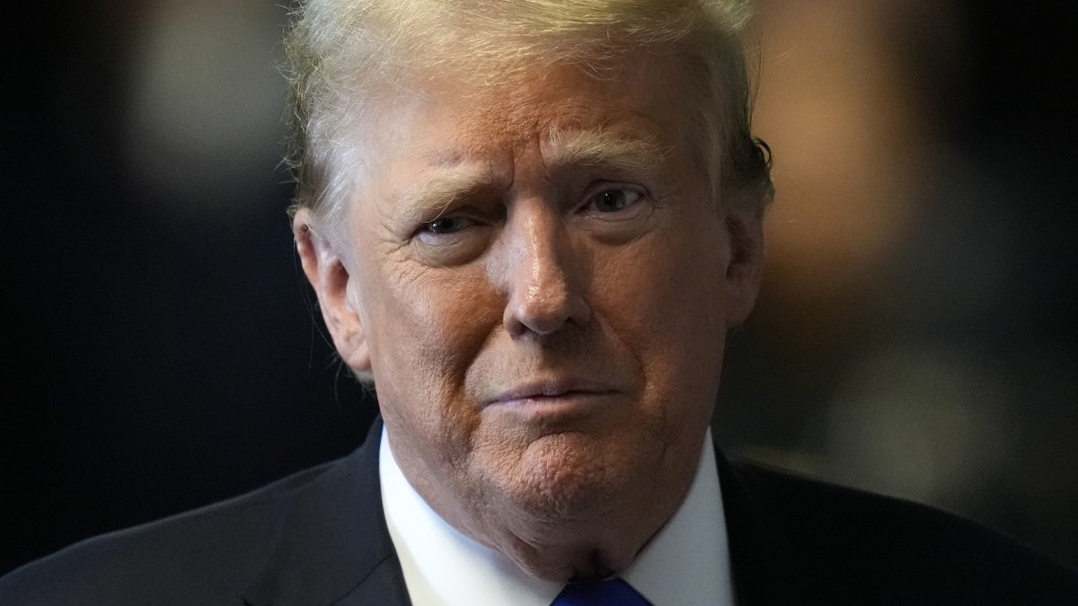 El expresidente estadounidense Donald Trump abandona el tribunal después de que un jurado lo declarara culpable.