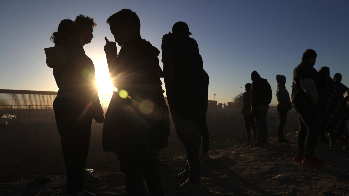 Imagen de referencia de migrantes que acampan en los alrededores del muro fronterizo de Ciudad Juárez, Chihuahua (México).