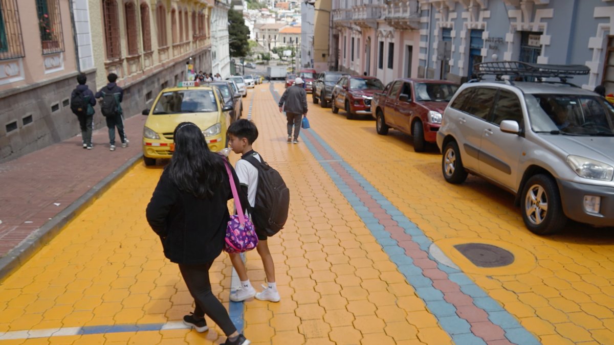 Las personas criticaron la pintura sobre la calle Caldas, en Quito, porque estaría resbalosa y afecta la imagen del centro.
