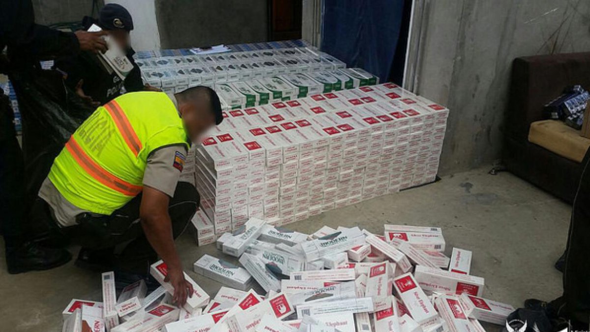 Acción. Momento en que se encuentra un contrabando de cigarrillos.
