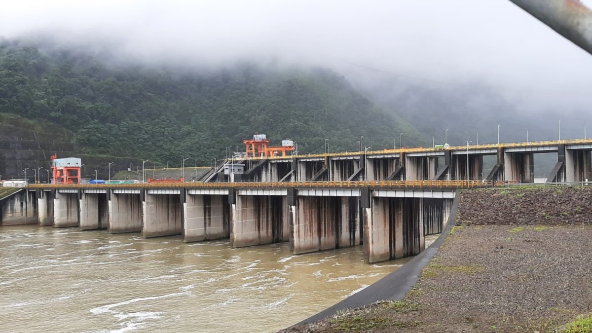 La hidroeléctrica Coca Codo Sinclair, construida durante el correísmo, está en constante peligro por la erosión de suelo que la acecha.