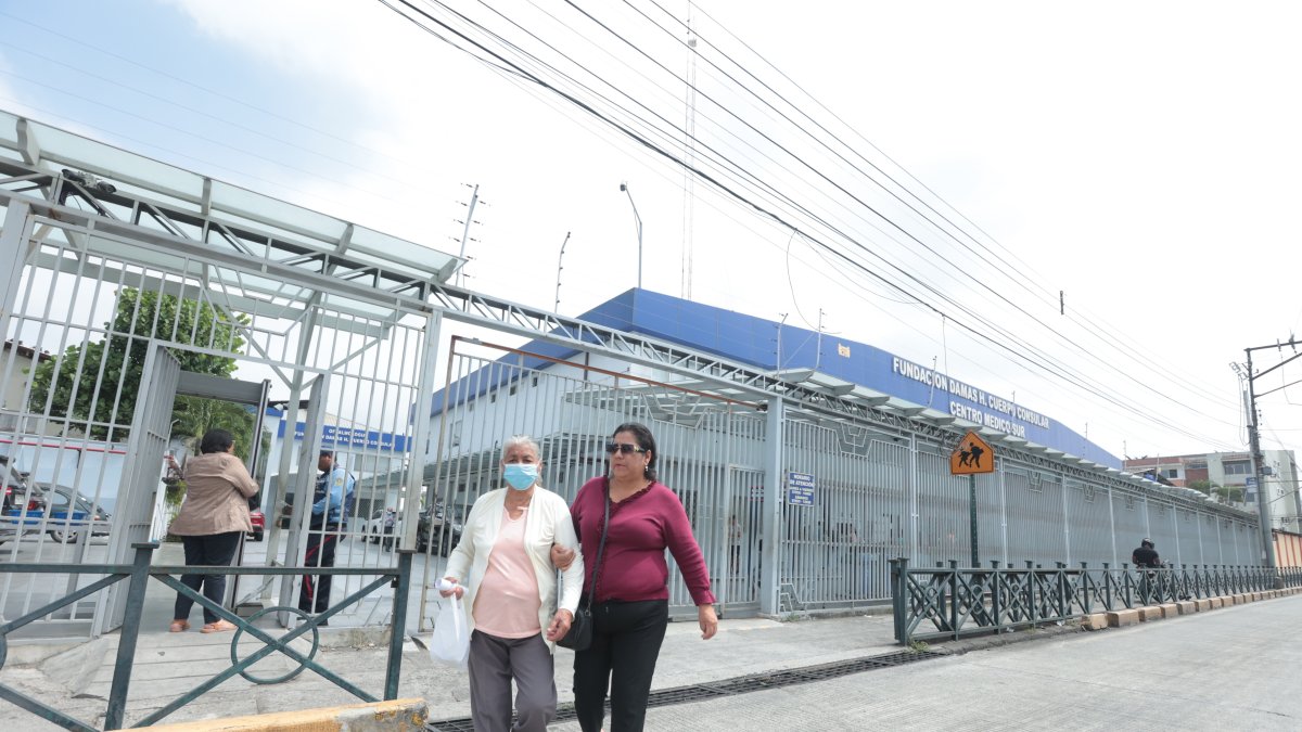 Paciente. Inés Verón sale de la Fundación de Damas del Honorable Cuerpo Consular, donde pagó 8 dólares por una cita médica.