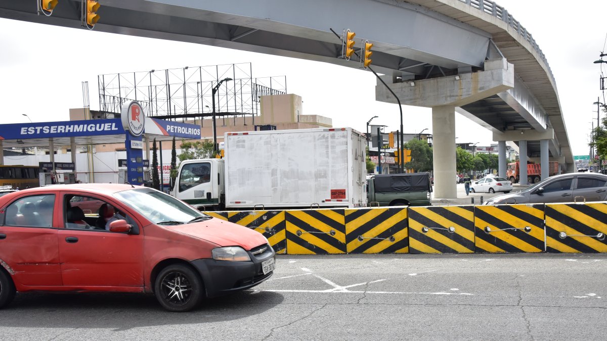 En la imagen, el muro que fue colocado debajo del nuevo viaducto de la avenida 25 de Julio.