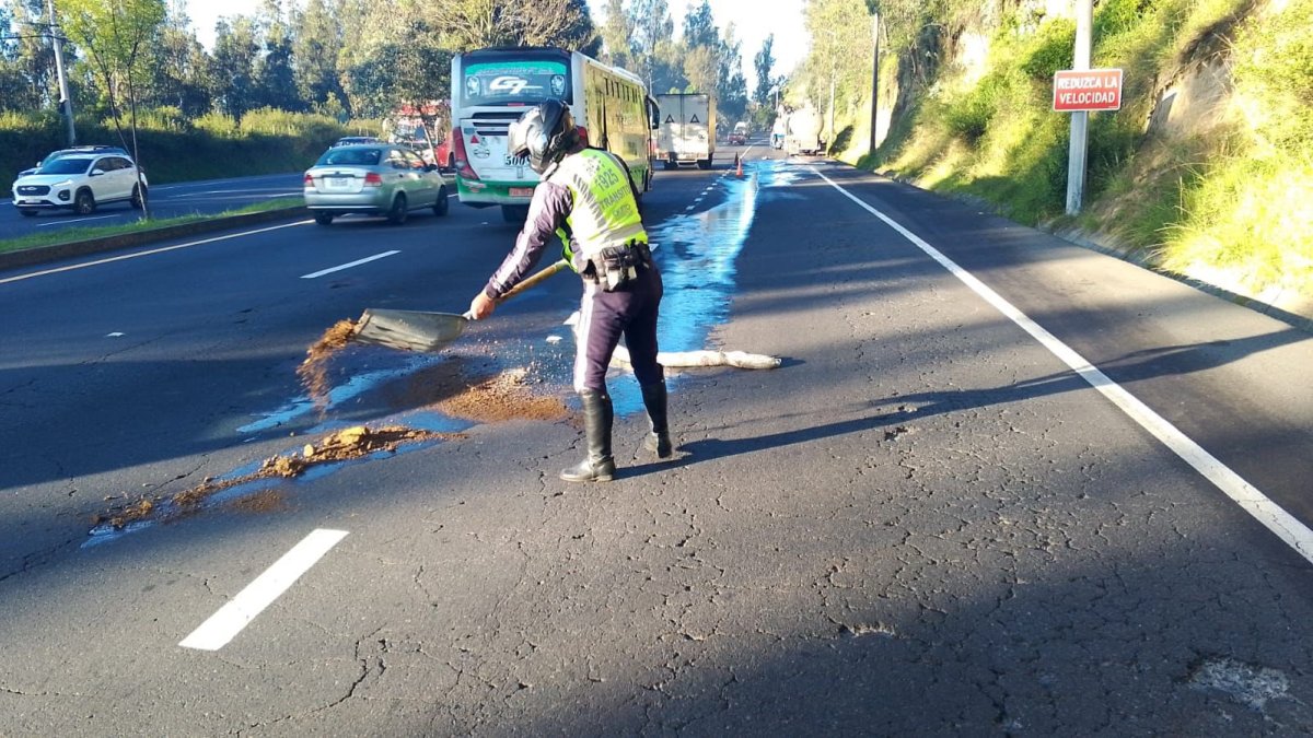 Agentes de la AMT rociaron material absorbente sobre el combustible, para limpiar la avenida Simón Bolívar.