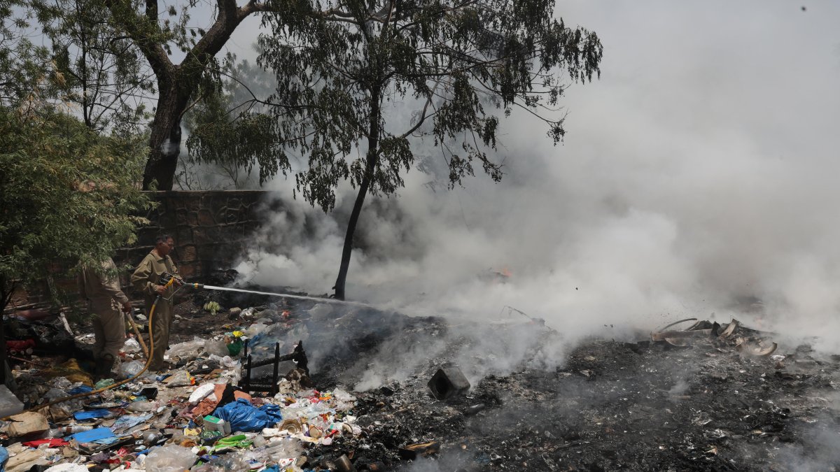 Un bombero apaga un fuego en Nueva Delhi, India.