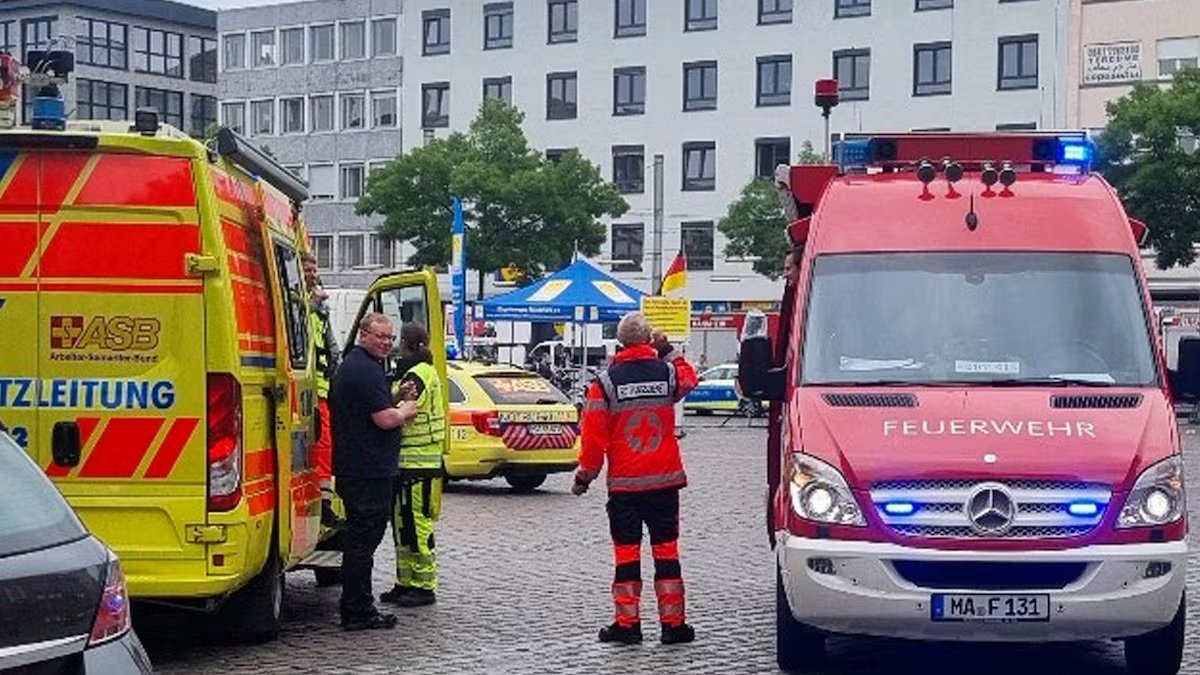 Los servicios de emergencia trabajan este viernes 31 de mayo de 2024 junto a la plaza central de Mannheim donde se produjo el ataque.
