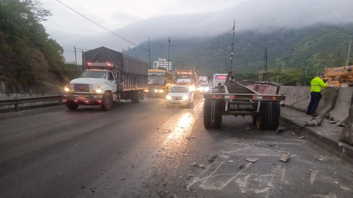 El tráiler se accidentó en la vía Perimetral.