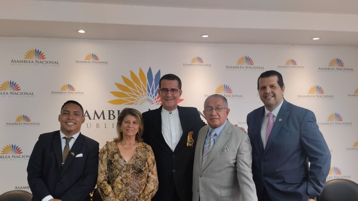 Polo Baquerizo recibió el reconocimiento de la Asamblea.