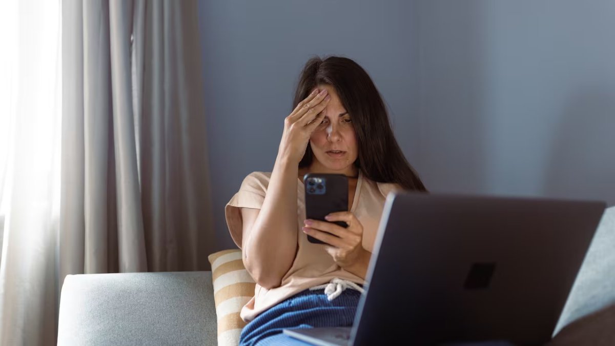 Expertos afirman que cada usuario pasa aproximadamente 400 minutos al día frente a una pantalla.