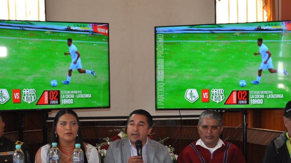 Evento deportivo: Durante la entrega de la camiseta al alcalde de Latacunga.