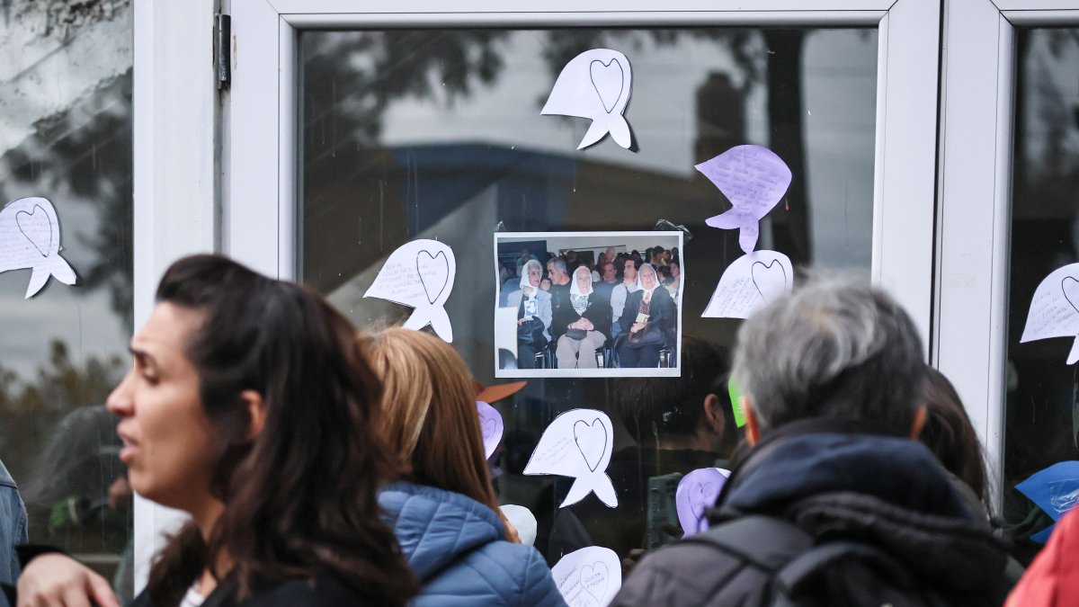 Personas se reúnen en el Micro Estadio de Morón para despedir a Nora Cortiñas, cofundadora de la asociación de Derechos Humanos 