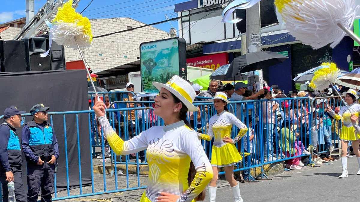Estudiantes de 30 colegios participaron con sus bandas de paz, bastoneras,