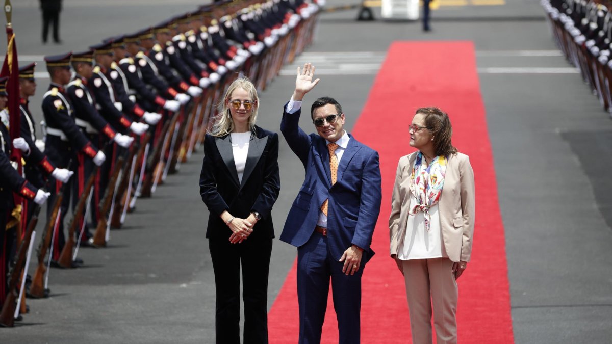 La ministra de Exteriores de El Salvador, Alexandra Gill (d), recibe al presidente de Ecuador, Daniel Noboa (c), y a la primera dama ecuatoriana, Lavinia Valbonesi (i).