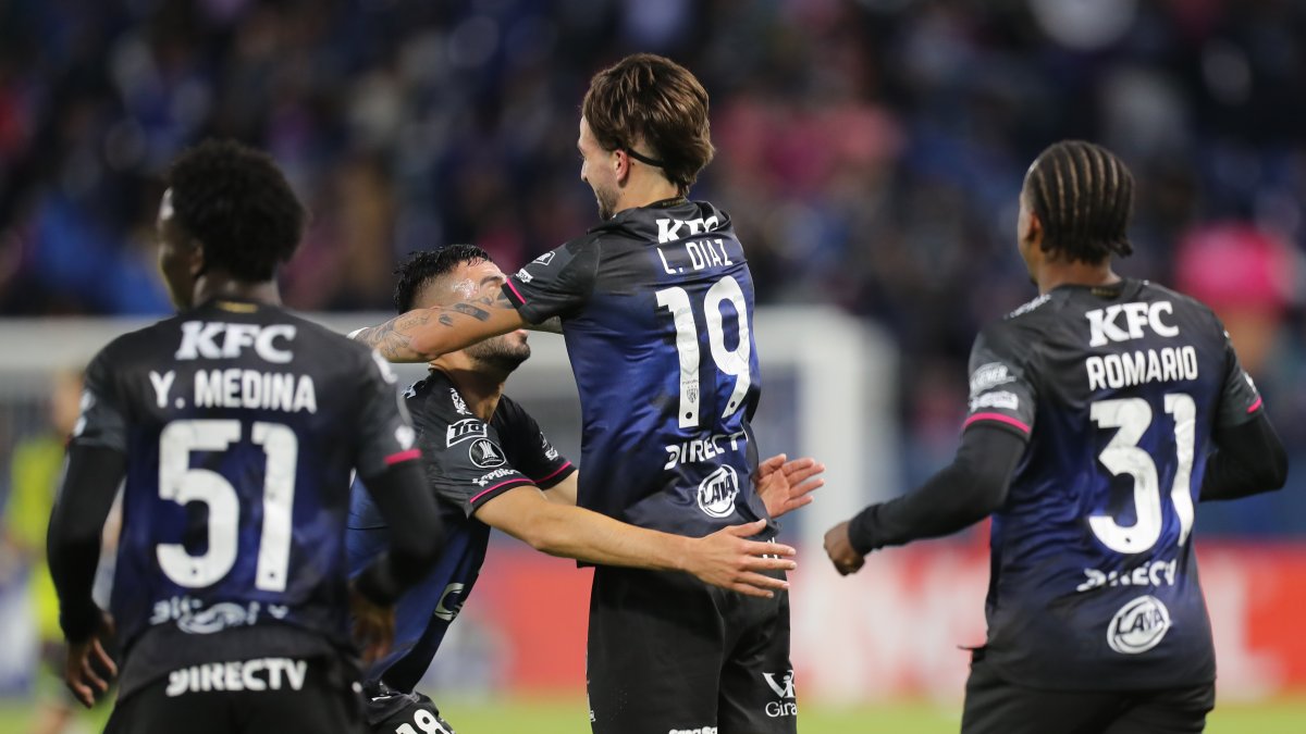 Lautaro Ariel Díaz (c) de Independiente celebra un gol en la Copa Libertadores entre Independiente del Valle (IDV) y Liverpool.