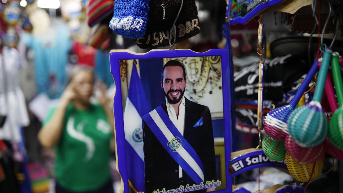 Fotografía de un cuadro con el retrato del presidente Nayib Bukele, el 28 de mayo de 2024, en el mercado municipal Ex-Cuartel, en San Salvador (El Salvador).