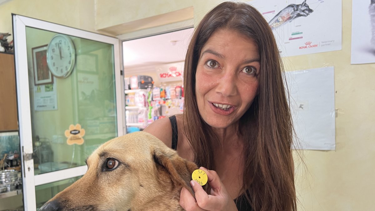 Salima Kadaoui posa en el veterinario junto a una perra callejera enferma en Tánger (Marruecos).