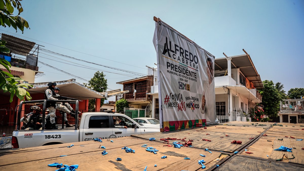 Personal de la Guardia Nacional (GN) hacen presencia en el lugar donde se realiza el funeral del candidato a la alcaldía de Coyuca de Benítez, José Alfredo Cabrera.