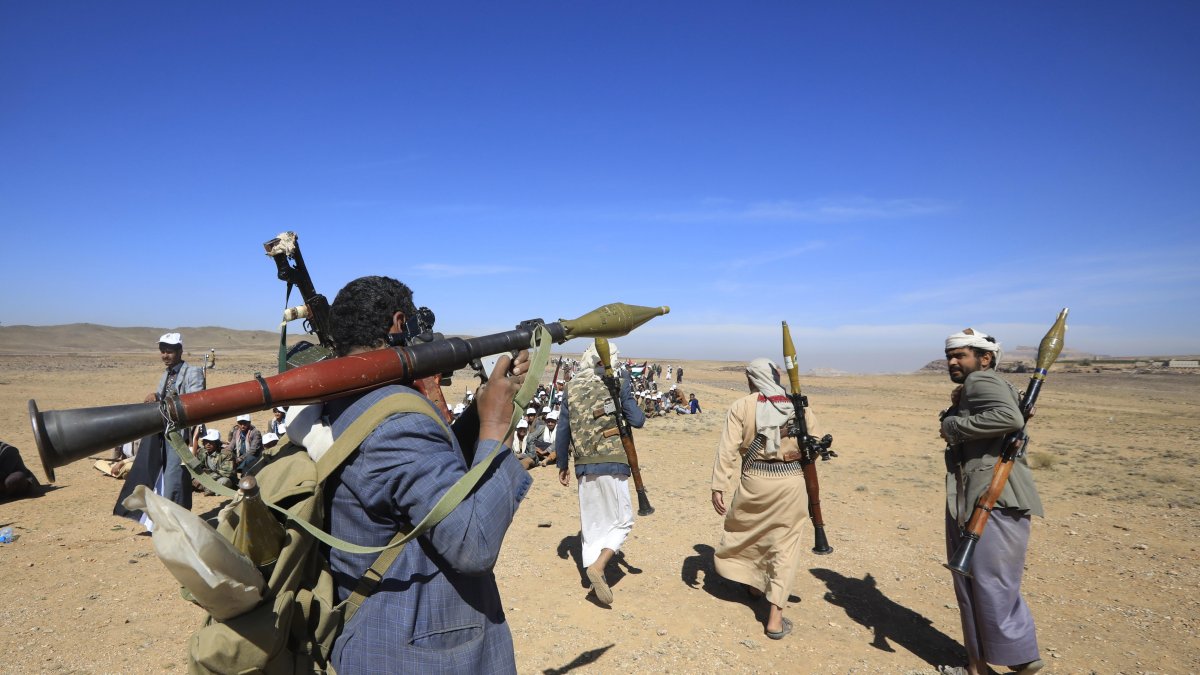 Saná. El ejército popular de los hutíes en su campamento.