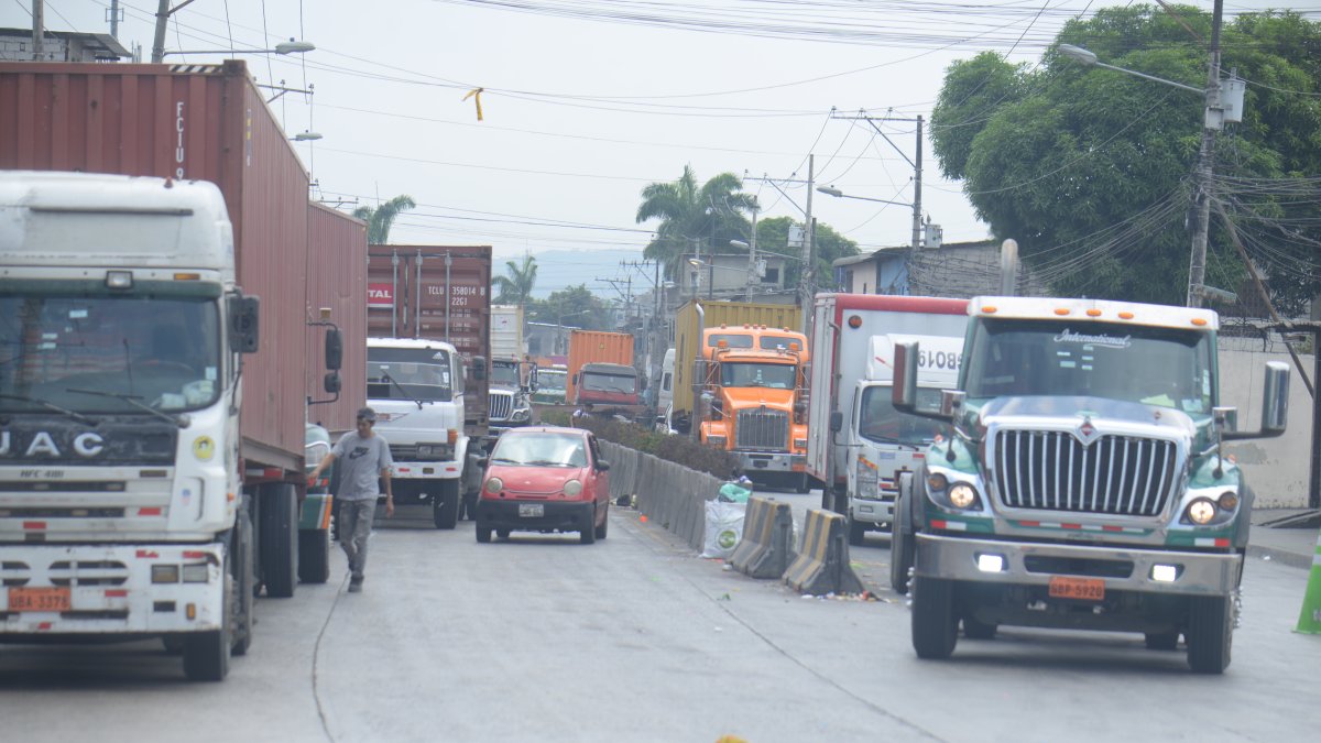 Trinitaria. La fila de camiones del viernes 31 de mayo al mediodía.