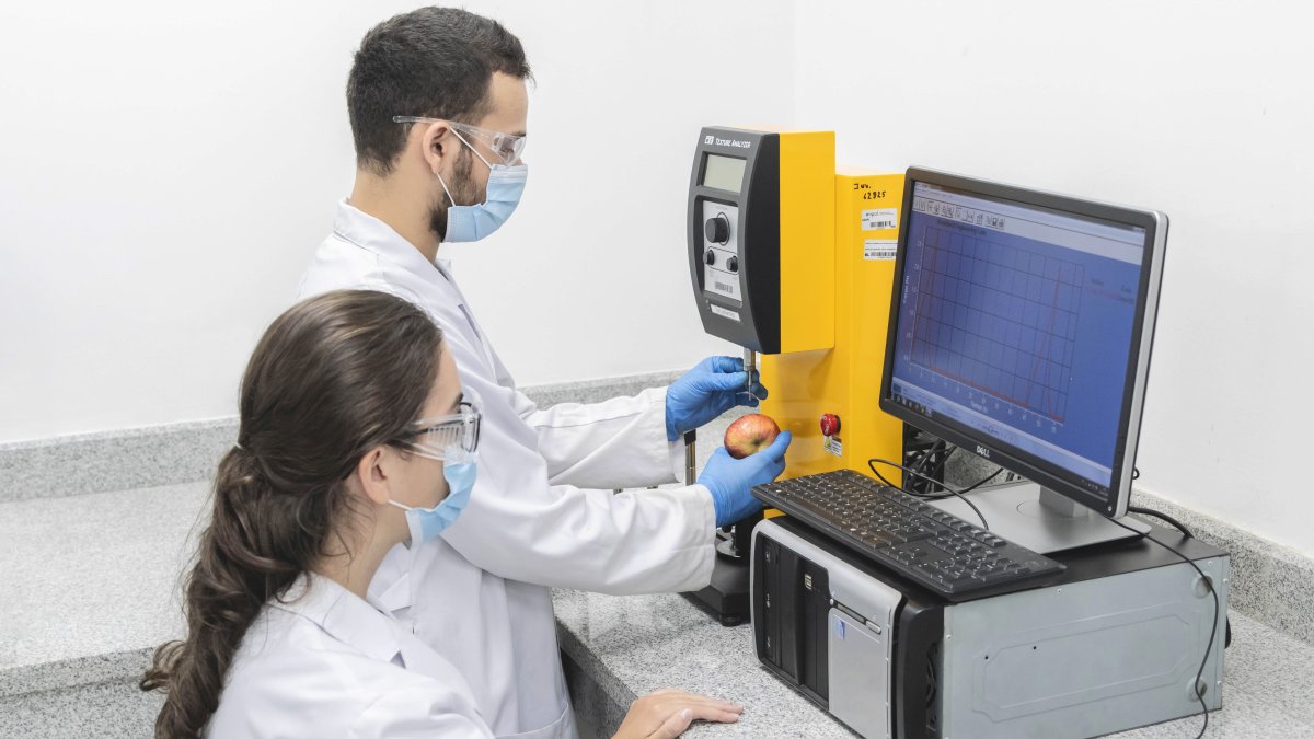 Estudiantes utilizan tecnología de última generación para analizar los productos.