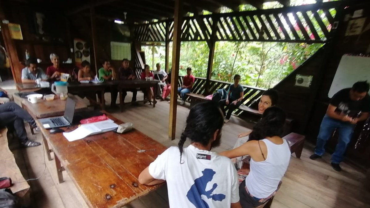 Encuentro. Reunión de los miembros de la Clínica Ambiental para planificar la feria de las semillas amazónicas, que tiene como objetivo recuperar los cultivos que sus ancestros sembraban.