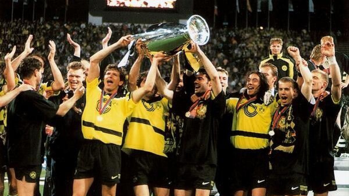 La plantilla del Borussia Dortmund levanta el trofeo de Champions League.