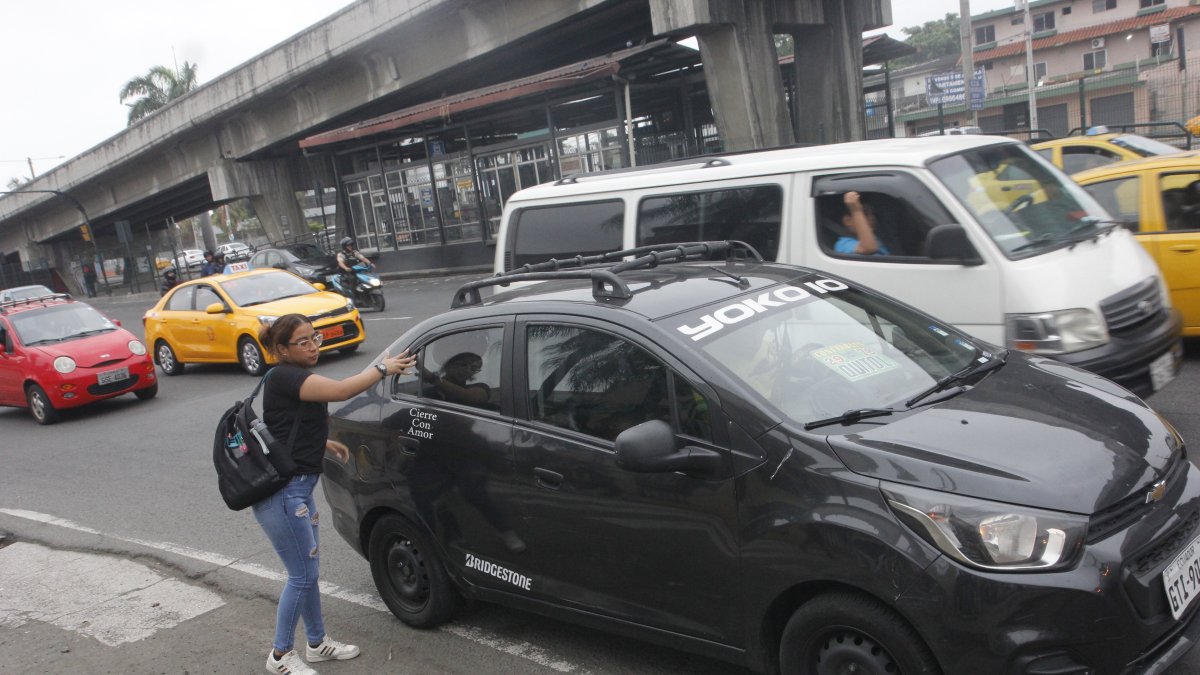 Razón. La inseguridad de los buses urbanos y las demoras de los alimentadores de Metrovía obligan al ciudadano a buscar otros medios de transporte.