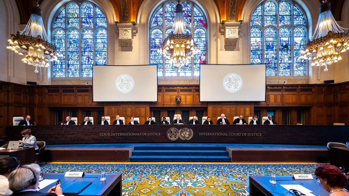 Los representantes de Ecuador y México, durante la audiencia de la Corte Internacional de Justicia, que se pronunció sobre el pedido de medidas cautelares.